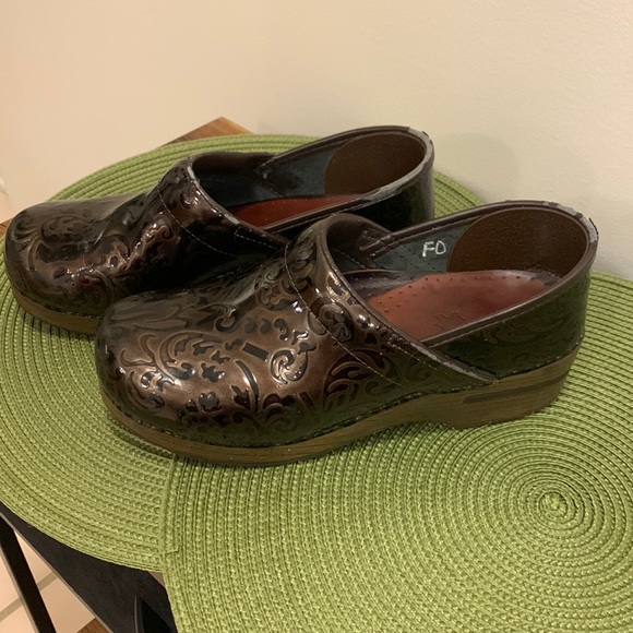 Women’s Dansko Clogs-Leather-Shine- Pattern-Size 38- Good Condition w/some Flaws - Picture 1 of 15